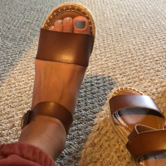 Brand new platform sandals - Picture 3 of 3